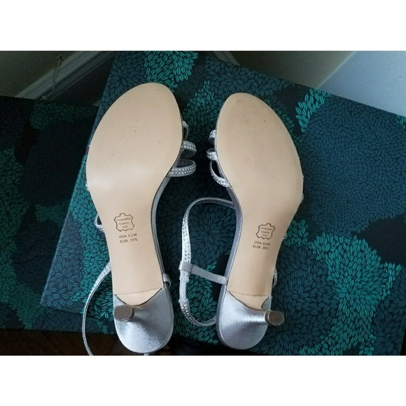 Touch of Nina Silver Strappy Dress Heels sz 6.5 - Picture 4 of 4